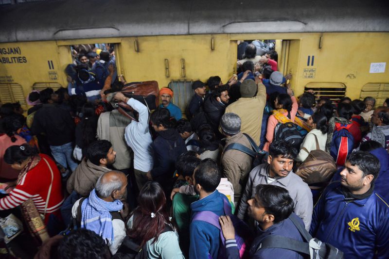 © Reuters. People jostle to board a train at the New Delhi Railway Station, February 15, 2025. REUTERS/Stringer