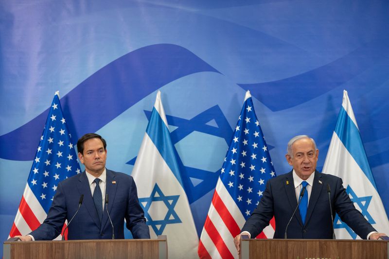 © Reuters. U.S. Secretary of State Marco Rubio and Israeli Prime Minister Benjamin Netanyahu attend a press conference at the Prime Minister's office in Jerusalem, February 16, 2025. Ohad Zwigenberg/Pool via REUTERS