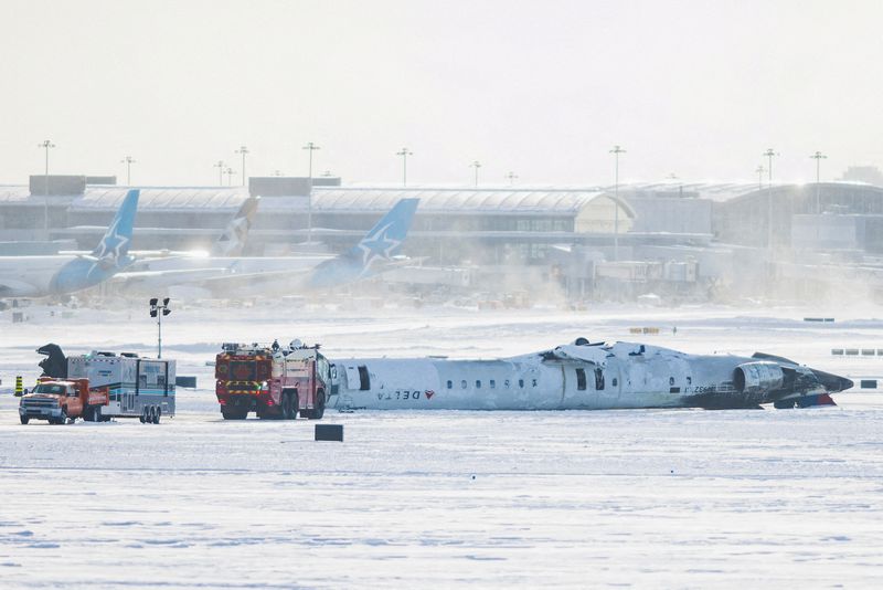 &copy; Reuters. Destroços de aeronave operada pela Delta Air Lines após um acidente no Aeroporto Internacional Pearson de Toronto, em Mississauga, Ontário, Canadán18/02/2025nREUTERS/Cole Burston