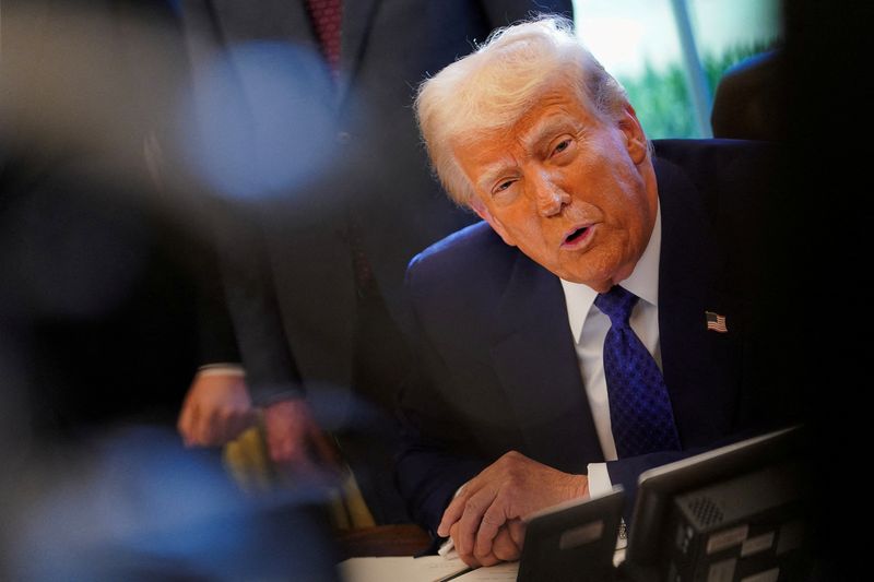 &copy; Reuters. O presidente Donald Trump no Salão Oval, na Casa Branca, em Washington, D.C., EUAn14/02/2025nREUTERS/Nathan Howard