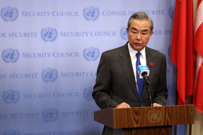 &copy; Reuters. Chanceler da China Wang Yi em Nova Yorkn 18/2/2025    REUTERS/Brendan McDermid