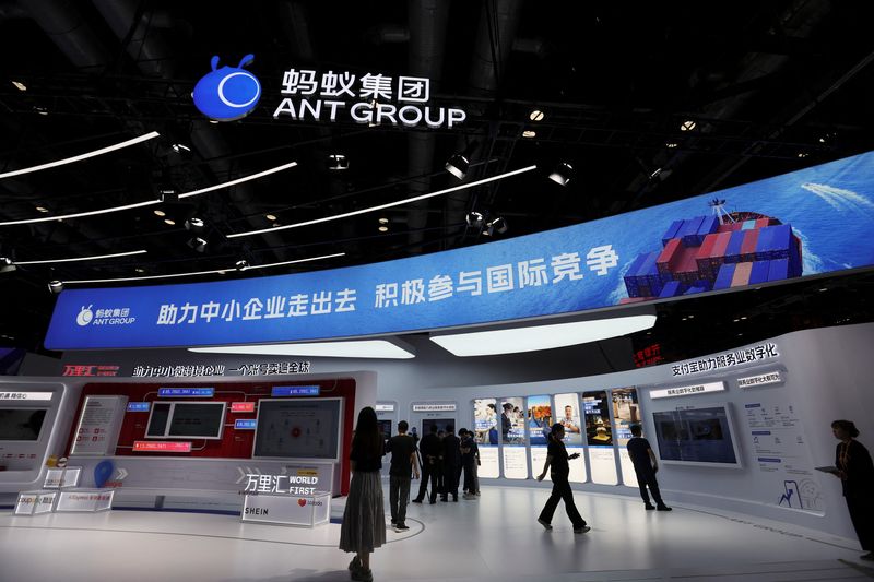&copy; Reuters. Estande do Ant Group na Feira Internacional de Comércio de Serviços da China, em Pequimn02/09/2023nREUTERS/Florence Lo