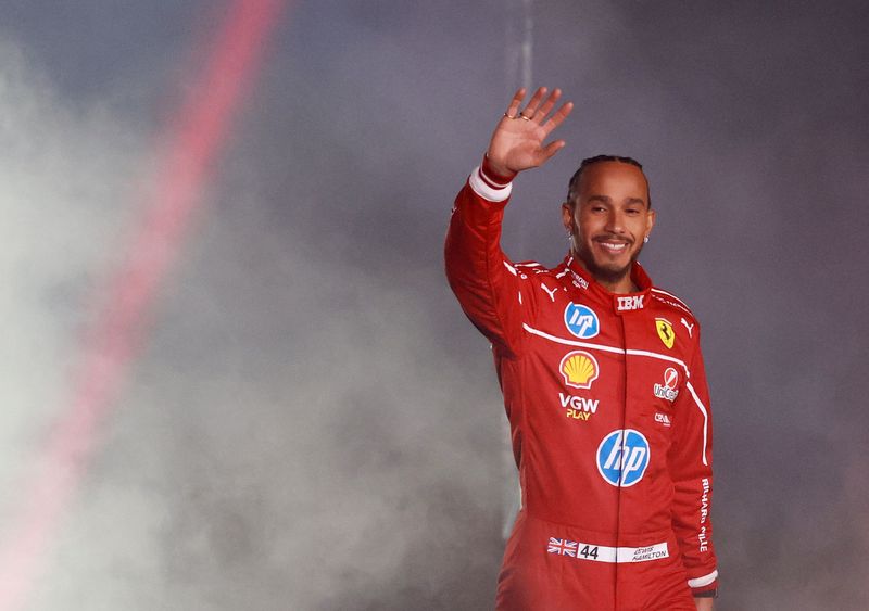 &copy; Reuters. Piloto Lewis Hamilton, com o macacão da Ferrarin18/02/2025nREUTERS/Andrew Boyers