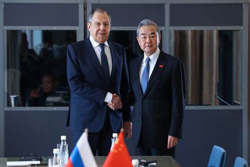 &copy; Reuters. Lavrov e Wang se reúnem na África do Suln20/02/2025nMiunistério das Relações Exteriores da Rússia/Divulgação via REUTERS