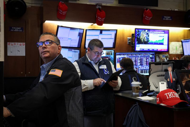 © Reuters. FILE PHOTO: Traders work on the floor at the New York Stock Exchange (NYSE) in New York City, U.S., February 12, 2025.  REUTERS/Brendan McDermid/File Photo