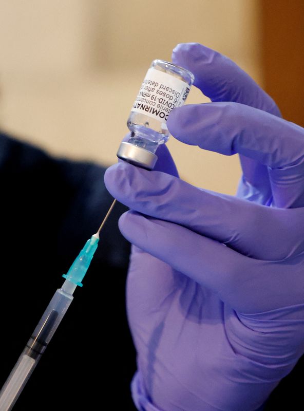 &copy; Reuters. Profissional médico prepara seringa com dose de vacina contra o coronavírus em Viena, Áustrian05/02/2022nREUTERS/Leonhard Foeger/File Photo