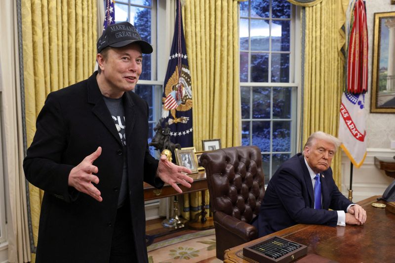 &copy; Reuters. Elon Musk fala ao lado do presidente dos EUA, Donald Trump, no Salão Oval da Casa Branca em Washington, D.C., EUAn11/02/2025nREUTERS/Kevin Lamarque/Arquivo