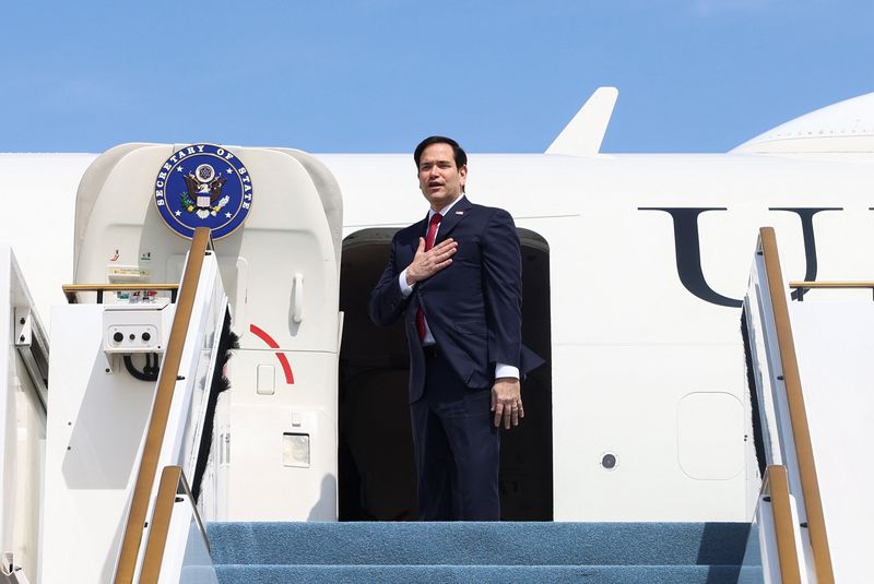 &copy; Reuters. Marco Rubio ao embarcar em Abu Dhabin 19/2/2025   REUTERS/Evelyn Hockstein