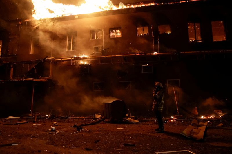 &copy; Reuters. Edifício danificado por ataque de drone russo, em Kharkiv, na Ucrânian28/01/2025nREUTERS/Sofiia Gatilova