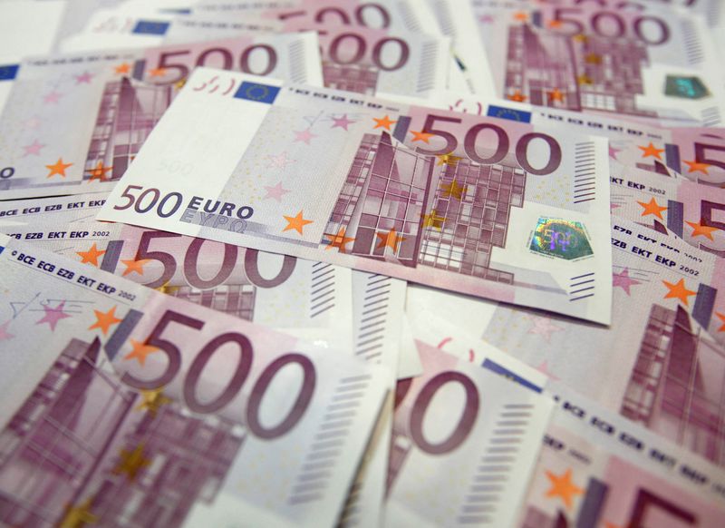 Euro gains after Germany's conservatives win, dollar eases