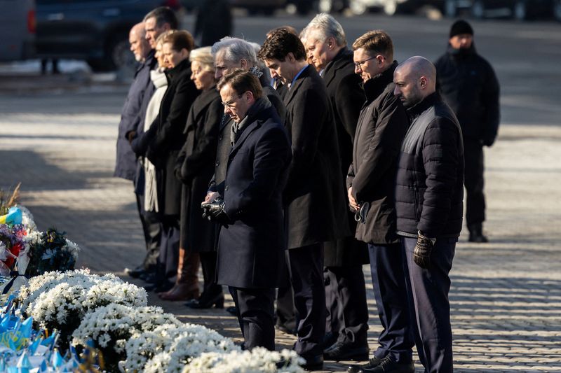 &copy; Reuters. Presidente da Ucrânia, Volodymyr Zelenskiy, ao lado de líderes da Europa e do Canadá, visitam memorial em Kievn24/02/2025 Serviço de Imprensa da Presidência da Ucrânia/Divulgação via REUTERS