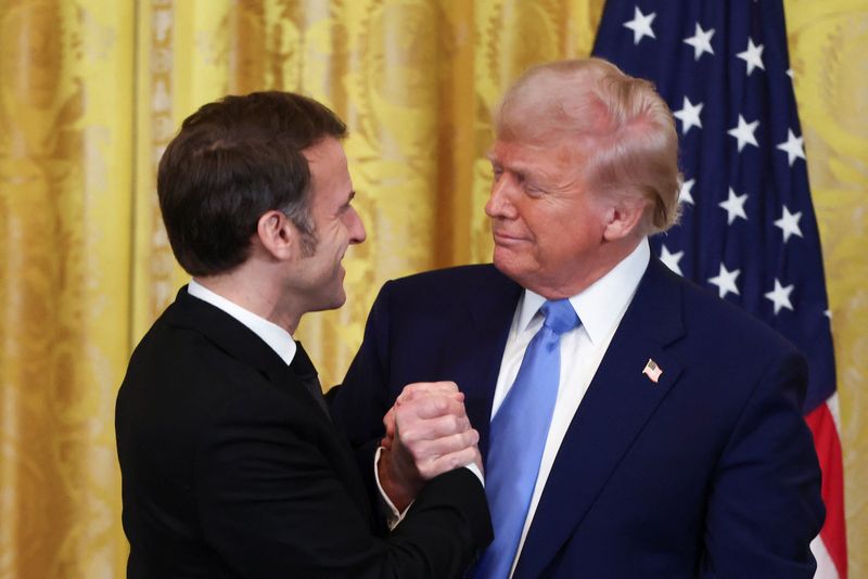 &copy; Reuters. Trump e Macron se cumprimentam na Casa Brancan24/02/2025nREUTERS/Evelyn Hockstein