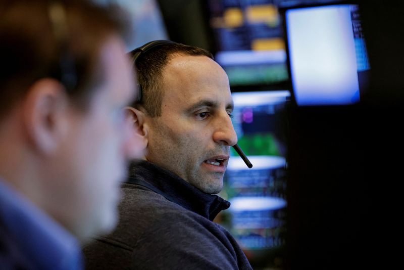&copy; Reuters. Operadores na bolsa de Nova Yorkn24/02/2025.  REUTERS/Brendan McDermid/File Photo