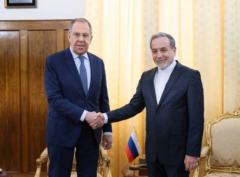 &copy; Reuters. Sergei Lavrov e Abbas Araqchi em Teerãn 25/2/2025  Divulgação via REUTERS