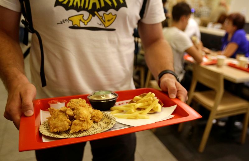 &copy; Reuters. Consumidor com bandeja com frango friton27/07/2017nREUTERS/David W Cerny