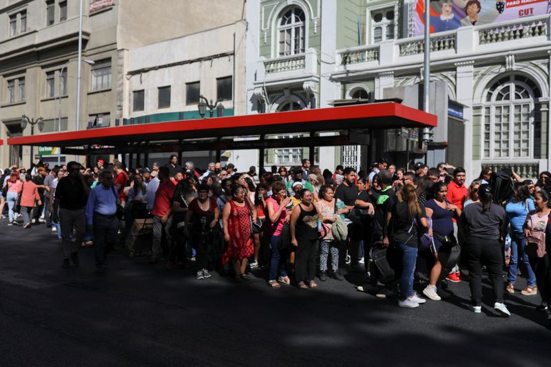 &copy; Reuters. Pessoas se reúnem em rua de Santiago após apagão de grande proporção no Chilen25/02/2025nREUTERS/Pablo Sanhueza