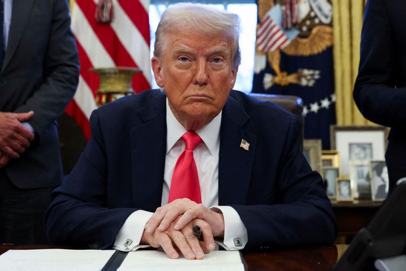 &copy; Reuters. Presidente dos EUA, Donald Trump, no Salão Oval da Casa Brancan25/02/2025 REUTERS/Evelyn Hockstein