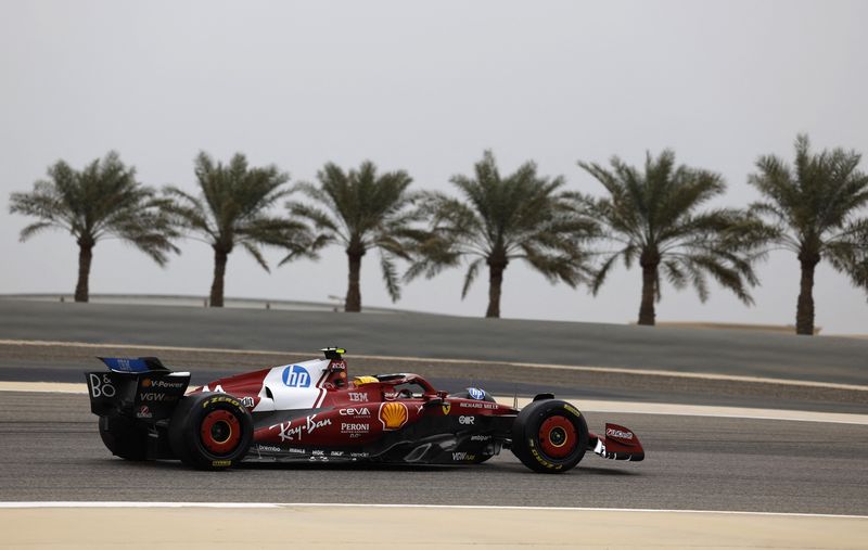 &copy; Reuters. Lewis Hamilton em treino com a Ferrari no Bareinn 27/2/2025     REUTERS/Hamad I Mohammed