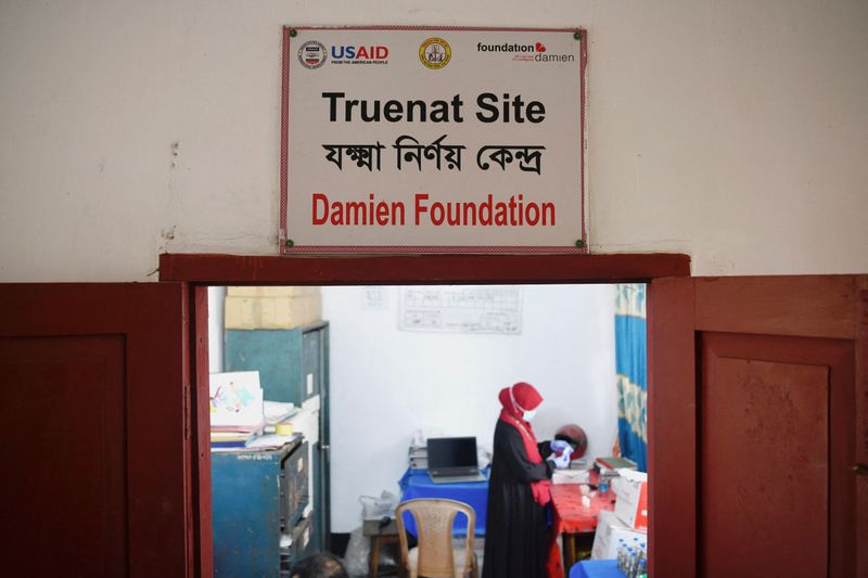 &copy; Reuters. Profissional de saúde em local financiado pela USAID para detecção de tuberculose, no Complexo de Saúde Hossainpur Upazila, em Kishoreganj, Bangladeshn10/02/2025nREUTERS/Piyas Biswas