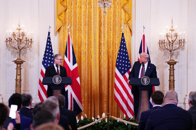 &copy; Reuters. Primeiro-ministro britânico, Keir Starmer, e presidente dos EUA, Donald Trump, falam durante entrevista coletiva à imprensa em Washingtonn27/02/2025nCarl Court/Pool via REUTERS