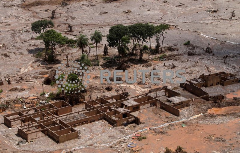 &copy; Reuters. The debris of the municipal school of Bento Rodrigues district, which was covered with mud after a dam owned by Vale SA and BHP Billiton Ltd burst, is pictured in Mariana, Brazil, November 10, 2015.     REUTERS/Ricardo Moraes/File photo