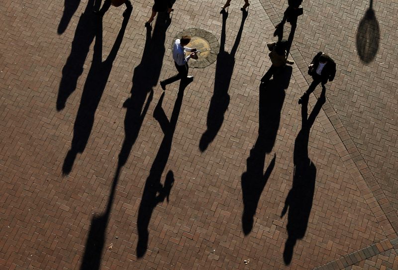 Australia's gender pay gap improves slightly, but women still paid 18.6% less     