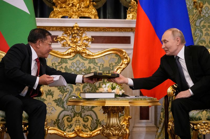 Putin extols 'elephant diplomacy' with Myanmar in talks with junta chief