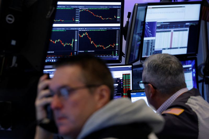 &copy; Reuters. Trader alla Borsa di New York (Nyse) a New York City, Stati Uniti, 24 febbraio 2025.  REUTERS/Brendan McDermid