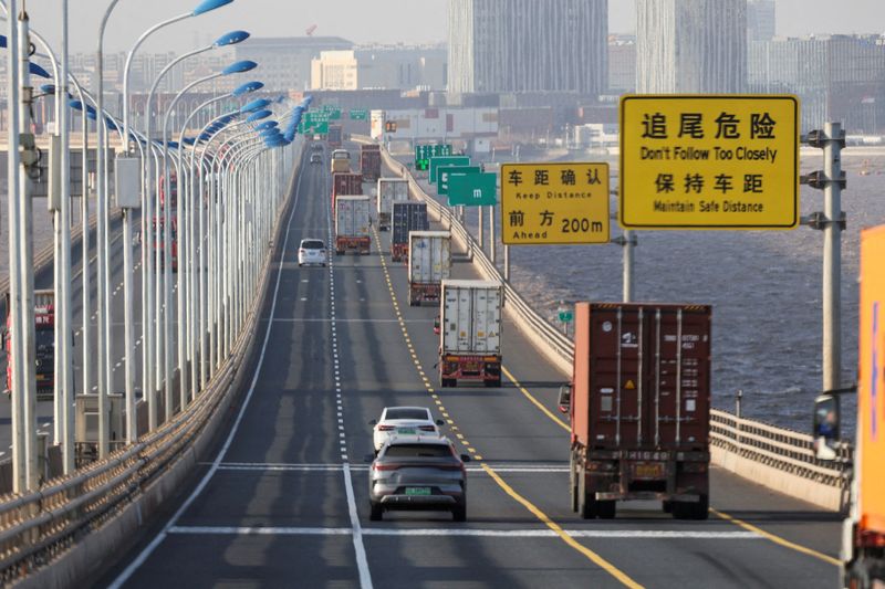 &copy; Reuters. Caminhões passam pela Ponte Donghai para sair do Porto de Yangshan, Chinan07/02/2025.  REUTERS/Go Nakamura