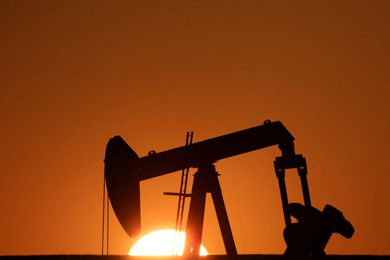 &copy; Reuters. Una pompa dell'olio di IPC Petroleum France visibile al tramonto fuori Soudron, vicino a Reims, Francia, 6 febbraio 2023.  REUTERS/Pascal Rossignol/Foto d'archivio
