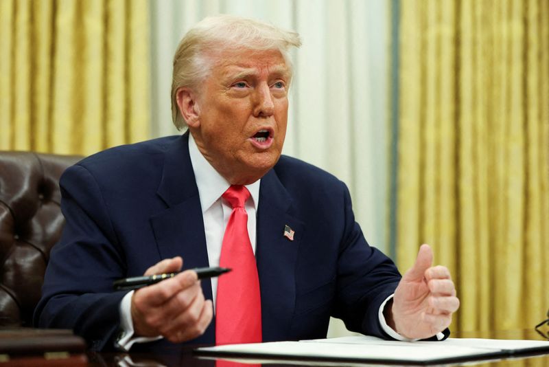 &copy; Reuters. Presidente dos EUA, Donald Trump, durante assinatura de decretos no Salão Oval da Casa Brancan06/03/2025 REUTERS/Evelyn Hockstein