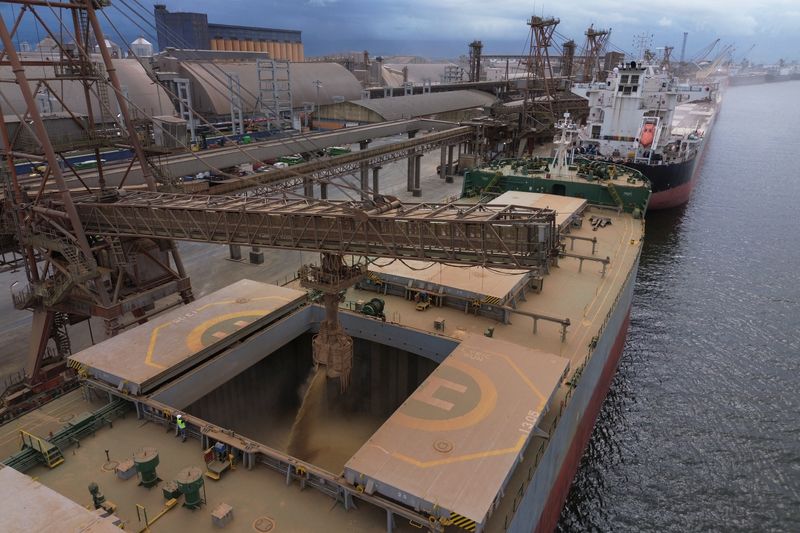 &copy; Reuters. Navio sendo carregado com soja no porto de Paranaguá (PR)n27/01/2025nREUTERS/Rodolfo Buhrer