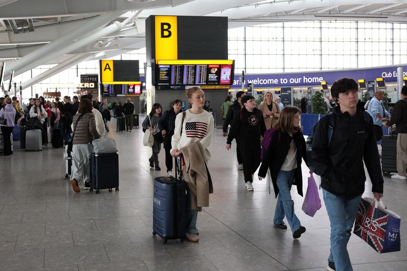 Aeroporto de Heathrow retoma operações após paralisação por incêndio em subestação elétrica