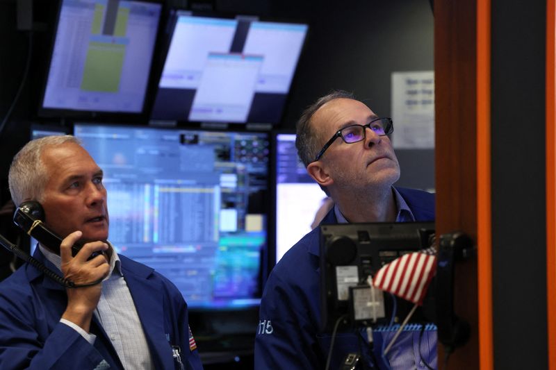 &copy; Reuters. Traders work on the floor at the New York Stock Exchange (NYSE) in New York City, U.S., January 29, 2024.  REUTERS/Brendan McDermid/File Photo