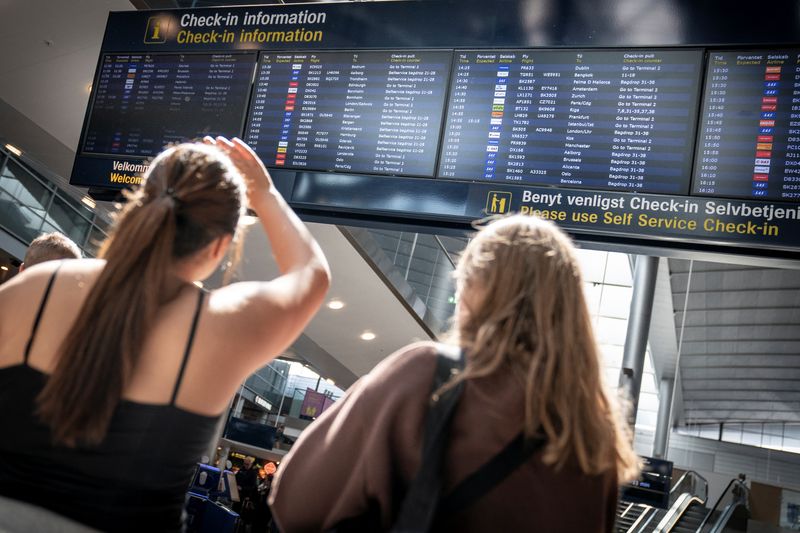 &copy; Reuters. Turistas olham para painel em aeroporto de CopenhaguenRitzau Scanpix/via REUTERS