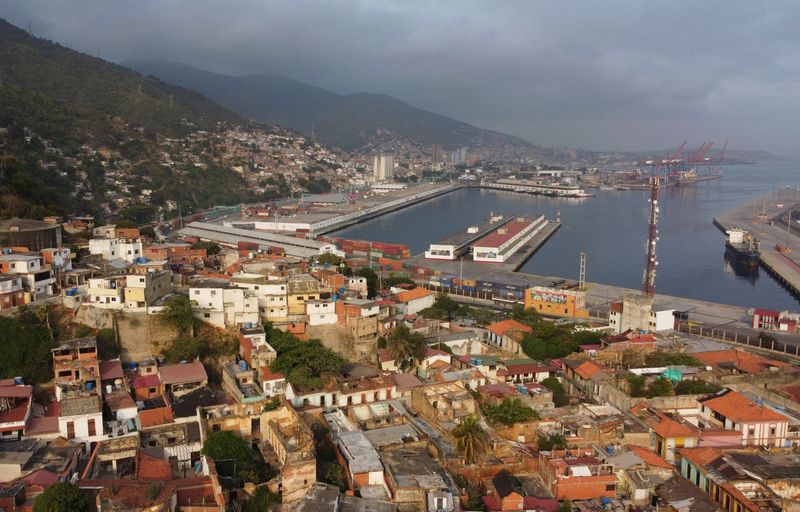 &copy; Reuters. Il porto Bolivariana de Puertos La Guaira ripreso da un drone a La Guaira, Venezuela, 17 aprile 2024. REUTERS/Leonardo Fernandez Viloria