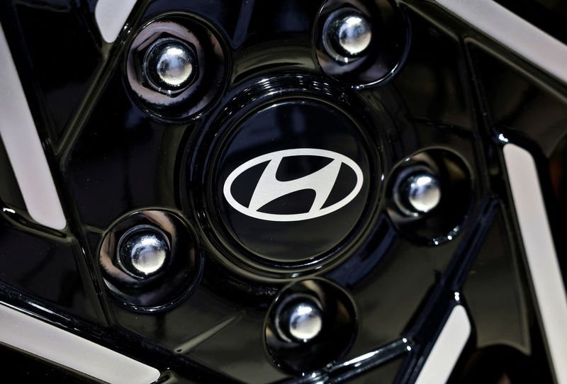 &copy; Reuters. A logo of Hyundai Motors is seen during the launch of the new Alcazar, an SUV, in New Delhi, India, September 9, 2024. REUTERS/Priyanshu Singh/File Photo