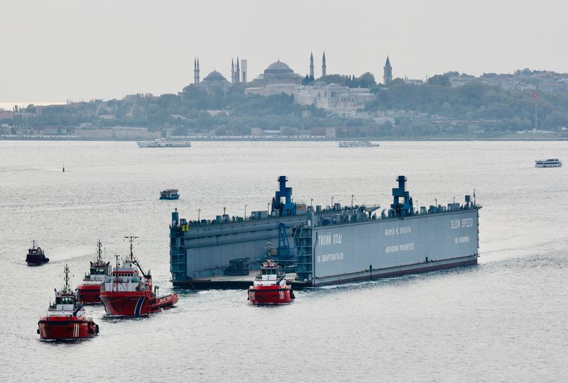 &copy; Reuters. Cais flutuante russo é rebocado do Bósforo até o Mar Negron18/09/2024nREUTERS/Yoruk Isik