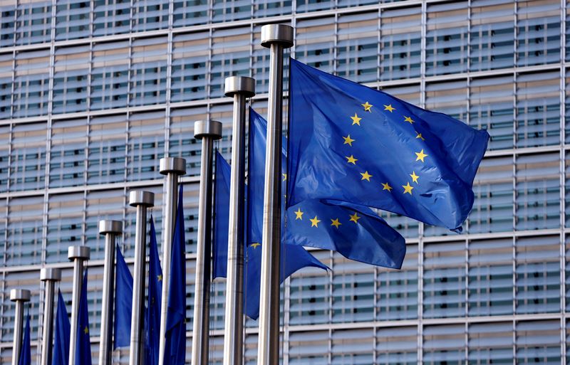 &copy; Reuters. Le bandiere dell'Unione europea davanti alla sede della Commissione Ue a Bruxelles, in Belgio, il 20 aprile 2016. Foto REUTERS/Francois Lenoir/File Photo