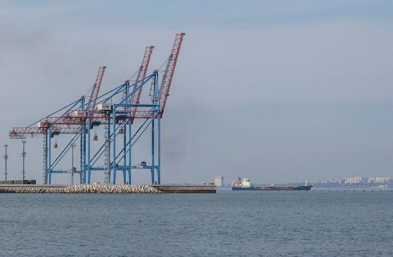 &copy; Reuters. A cargo vessel leaves a port in the Black Sea, amid Russia's attack on Ukraine, in Odesa, Ukraine March 26, 2025. REUTERS/Nina Liashonok