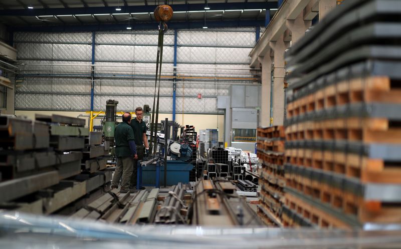 &copy; Reuters. Trabalhadores da empresa de manufatura industrial Gottert em Garin, nos arredores de Buenos Aires, Argentinan01/11/2018nREUTERS/Marcos Brindicci