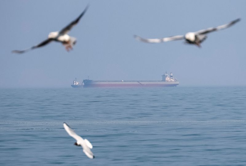 &copy; Reuters. Un'imbarcazione da carico vicino a un porto nel Mar Nero, durante l'attacco della Russia all'Ucraina, a Odesa, Ucraina, 26 marzo 2025. REUTERS/Nina Liashonok
