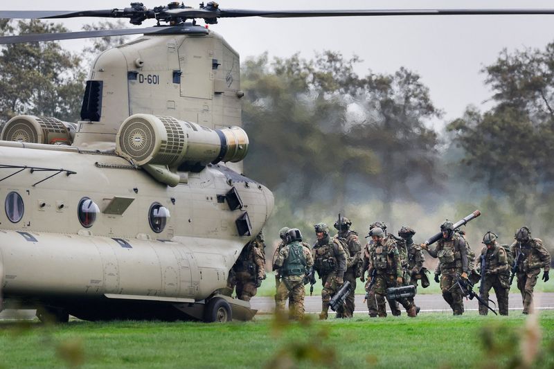 &copy; Reuters. Soldati prendono parte all'esercitazione FALCON AUTUMN dell'11 Airmobile Brigade e del Defense Helicopter Command a Drachten, Paesi Bassi, 11 novembre 2022. REUTERS/Piroschka van de Wouw/Foto d'archivio