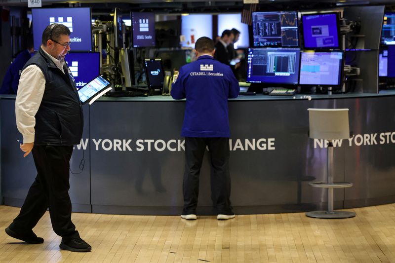 &copy; Reuters. Operadores na bolsa de Nova Yorkn26/03/2025.  REUTERS/Brendan McDermid/File Photo