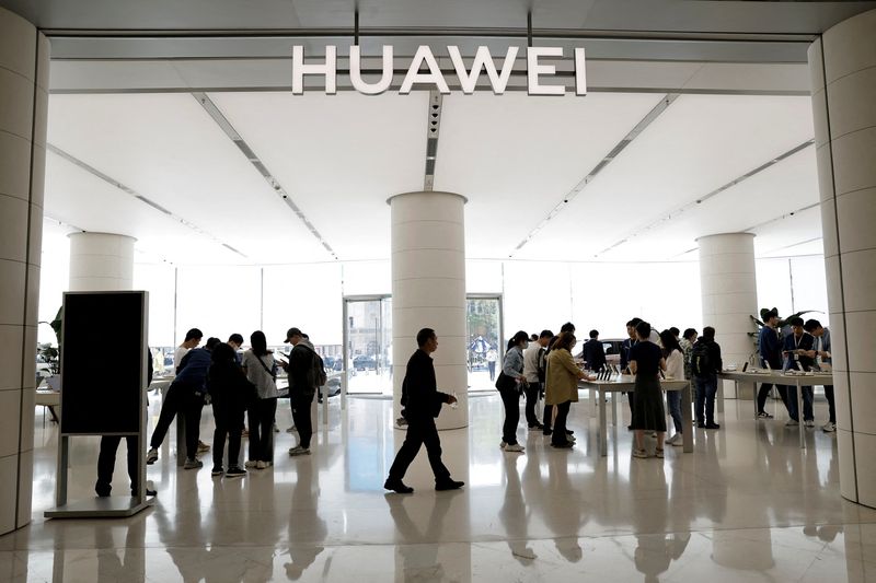 &copy; Reuters. Consumidores em loja da Huawei em Pequimn18/04/2024nREUTERS/Tingshu Wang