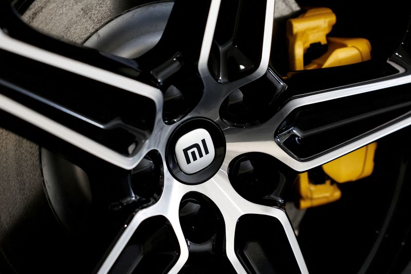 &copy; Reuters. Logo da Xiaomi em veículo SU7 em loja de Pequim, na Chinan25/03/2024nREUTERS/Tingshu Wang