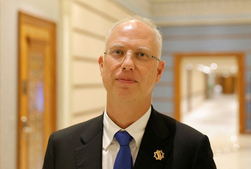 &copy; Reuters. Il capo del fondo sovrano russo Kirill Dmitriev in posa per una foto dopo i colloqui tra Stati Uniti e Russia a Riyadh, in Arabia Saudita, il 18 febbraio 2025. REUTERS/Maxim Shemetov