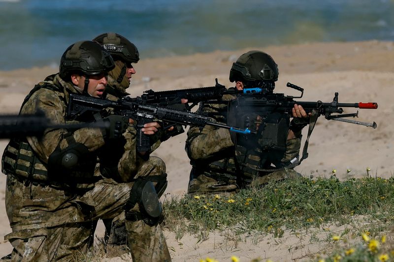 &copy; Reuters. Soldados participam de exercício militar em Barbate, na Espanhan28/03/2025 REUTERS/Jon Nazca