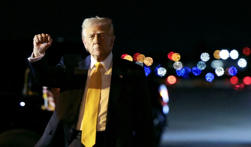 &copy; Reuters. Trump na chegada a West Palm Beach, Flóridan 7/3/2025  REUTERS/Kevin Lamarque