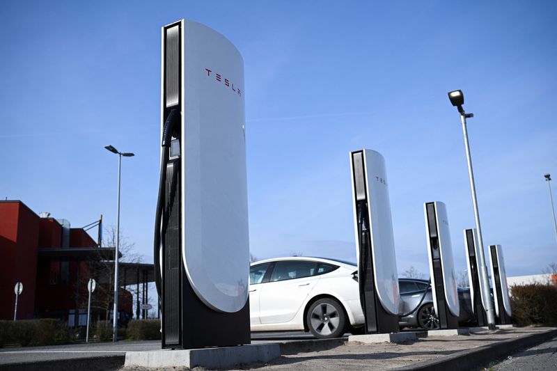 &copy; Reuters. Carro da Tesla em estação de carregamento perto de Berlimn20/03/2024nREUTERS/Annegret Hilse